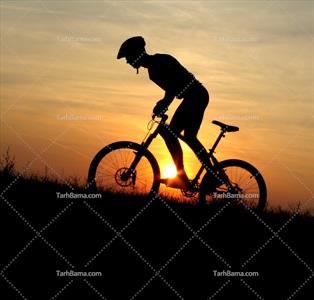 تصویر با کیفیت مرد دوچرخه سوار در شب
